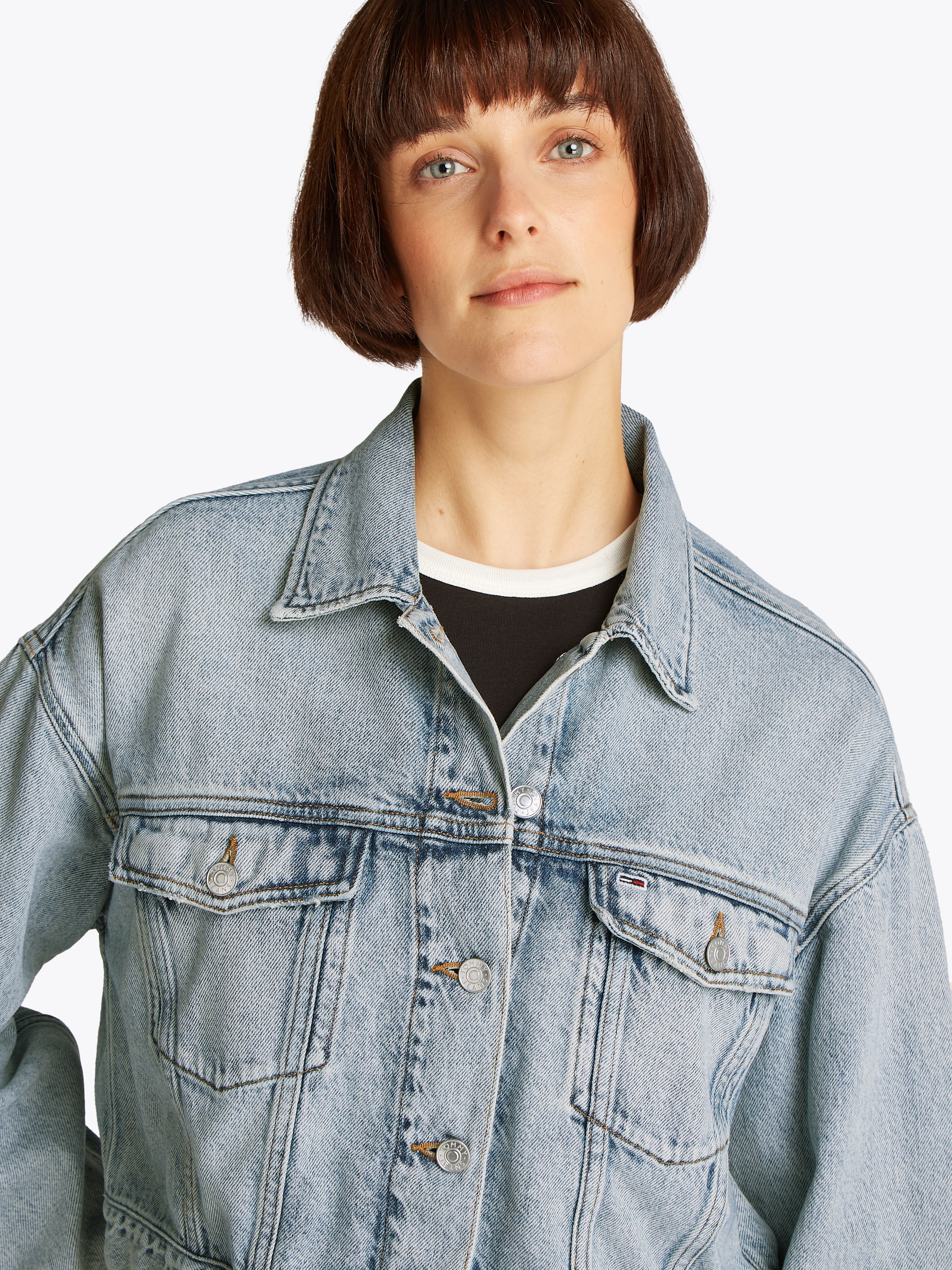 Tommy Jeans Jeansjacke »OVSZ CROP TRUCKER JACKET BI6012« mit kurzem Schnitt, in blauer Waschung, mit Brusttaschen