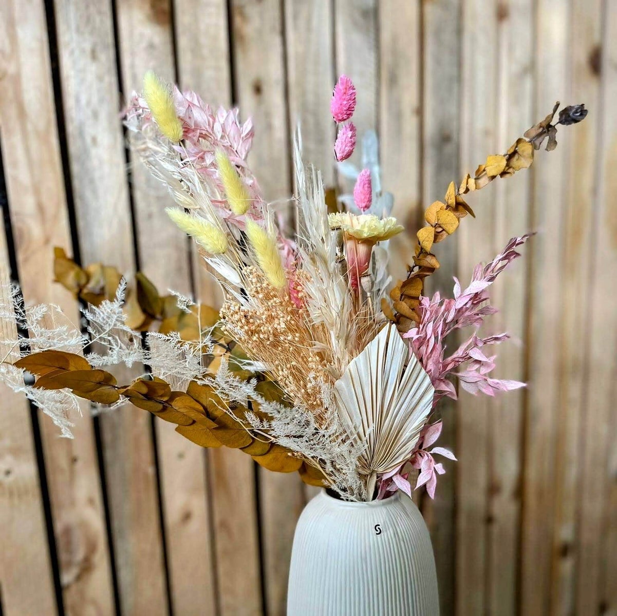 Bright Morning: Een boeket gedroogde bloemen vol levensvreugde en levendigheid