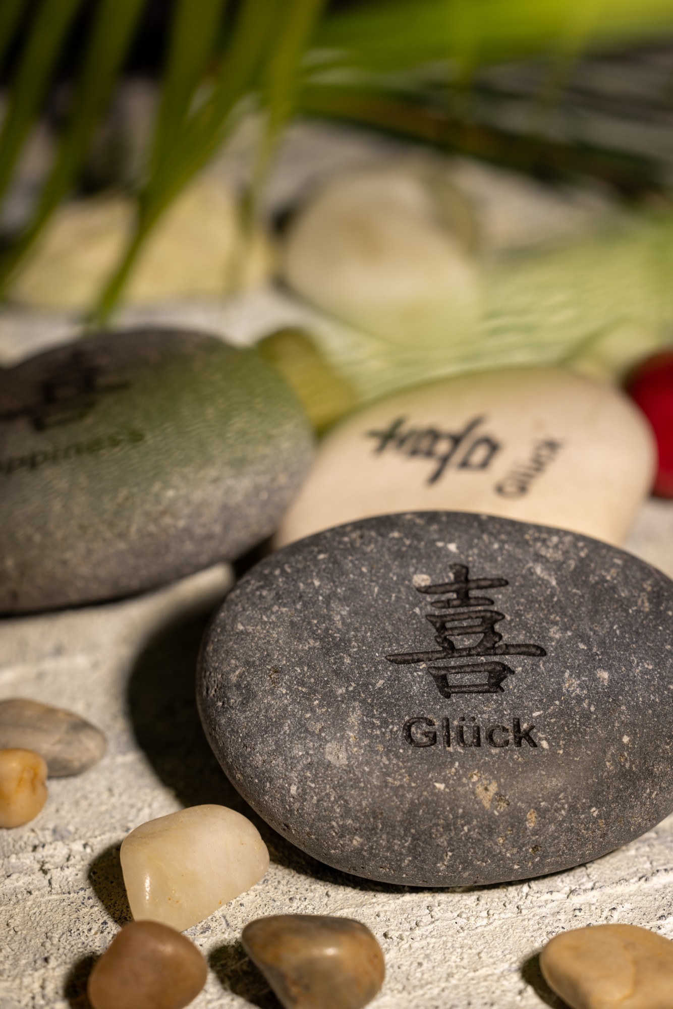 Flusskieselstein 'Glück', grau, T 8 cm, B 8 cm von fischer's lagerhaus