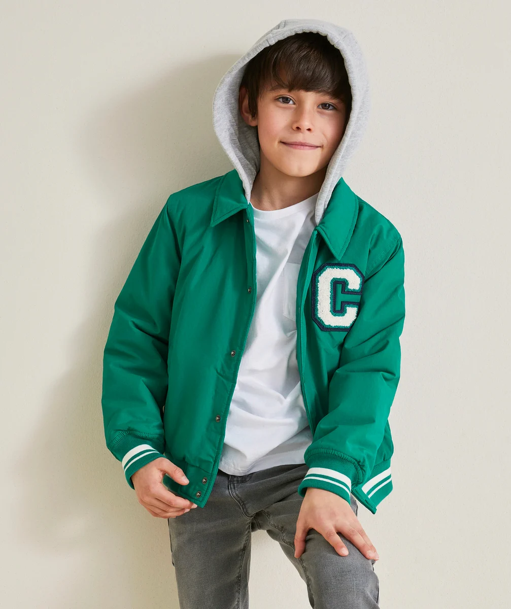BLOUSON À CAPUCHE GARÇON EN REMBOURRAGE RECYCLÉ VERT AVEC MAXI LETTRE