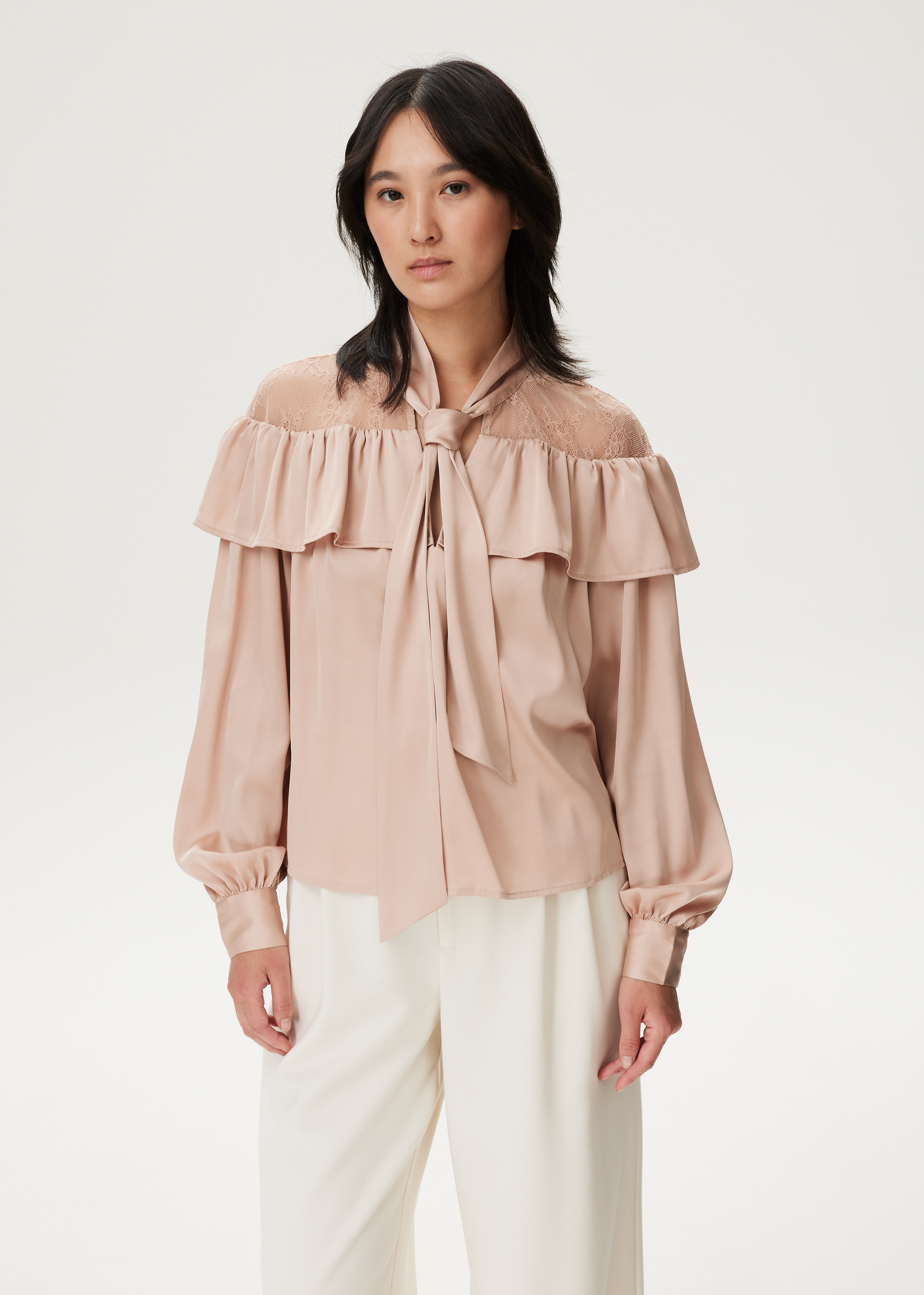 Blouse met ruffles en kant