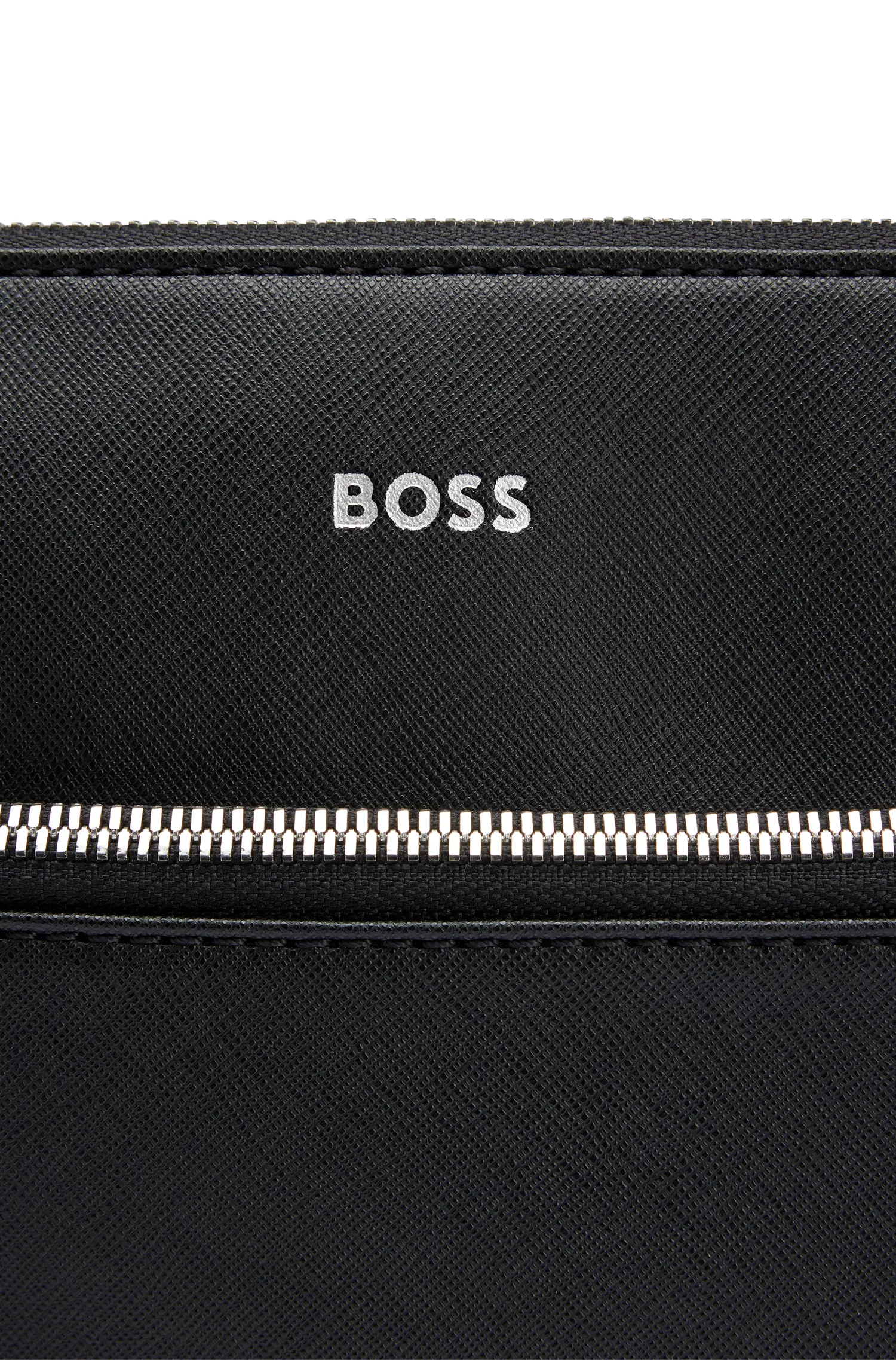 Bolsa BOSS preta em formato de envelope com listra característica e detalhe do logotipo.