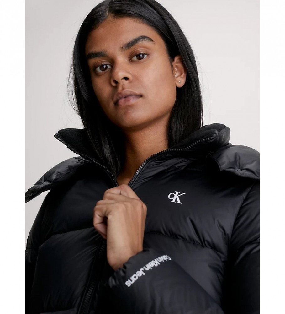 Jaqueta curta de plumas preta da Calvin Klein Jeans