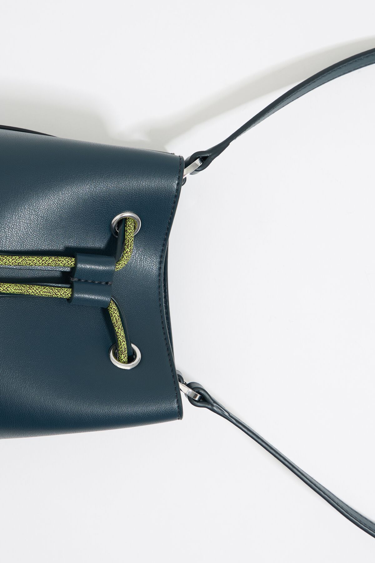 Bolsa mini de couro com estampa de Chihuahua verde-azulado