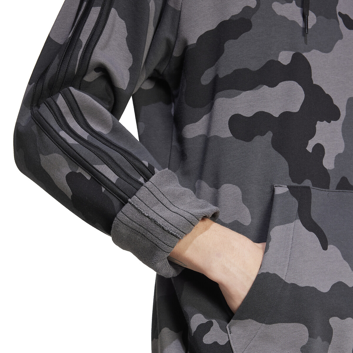 ADIDAS ROUPAS ESPORTIVAS<br>Moletom com capuz e estampa camuflada