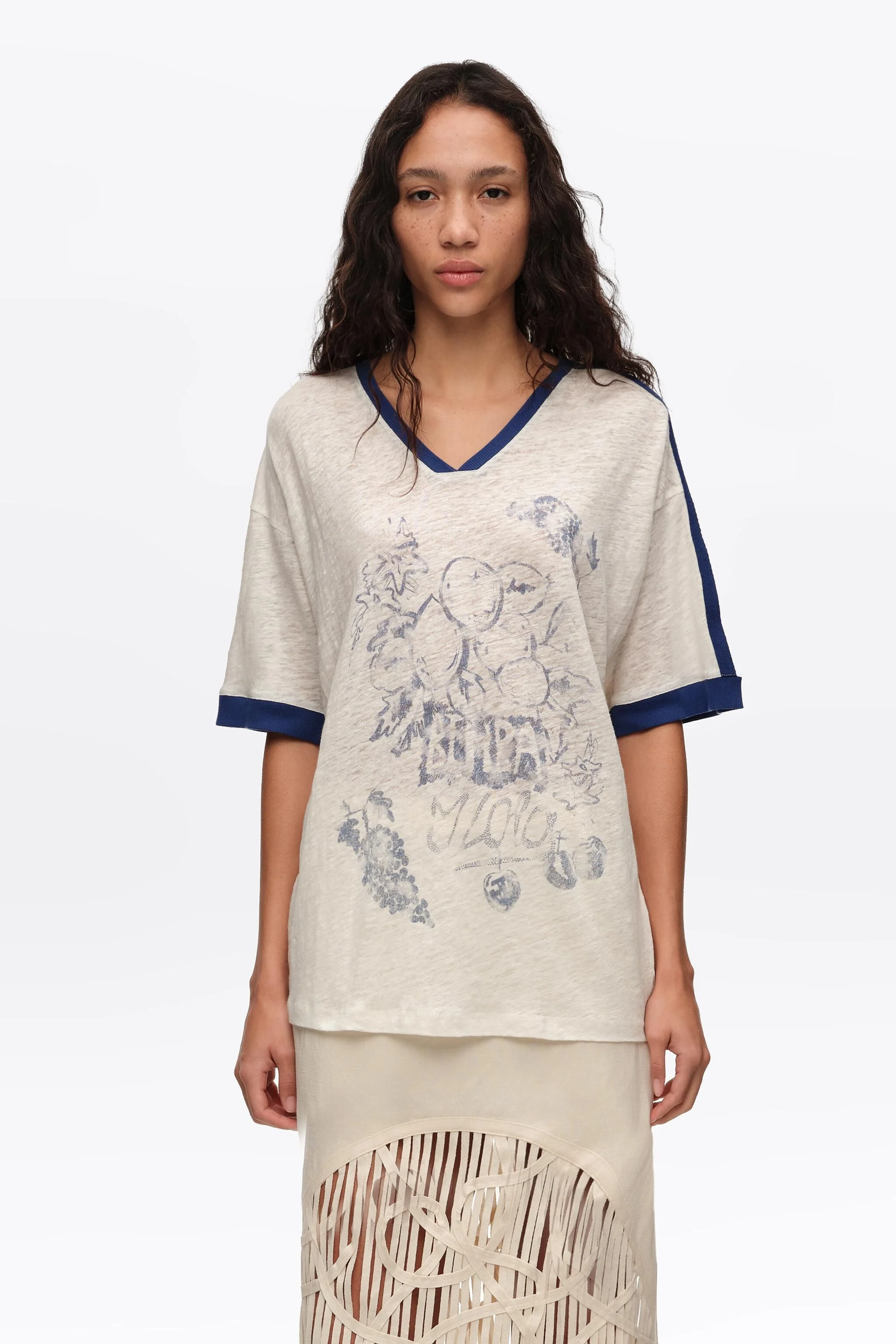Camiseta de linho cor marfim desbotado com estampa de frutas