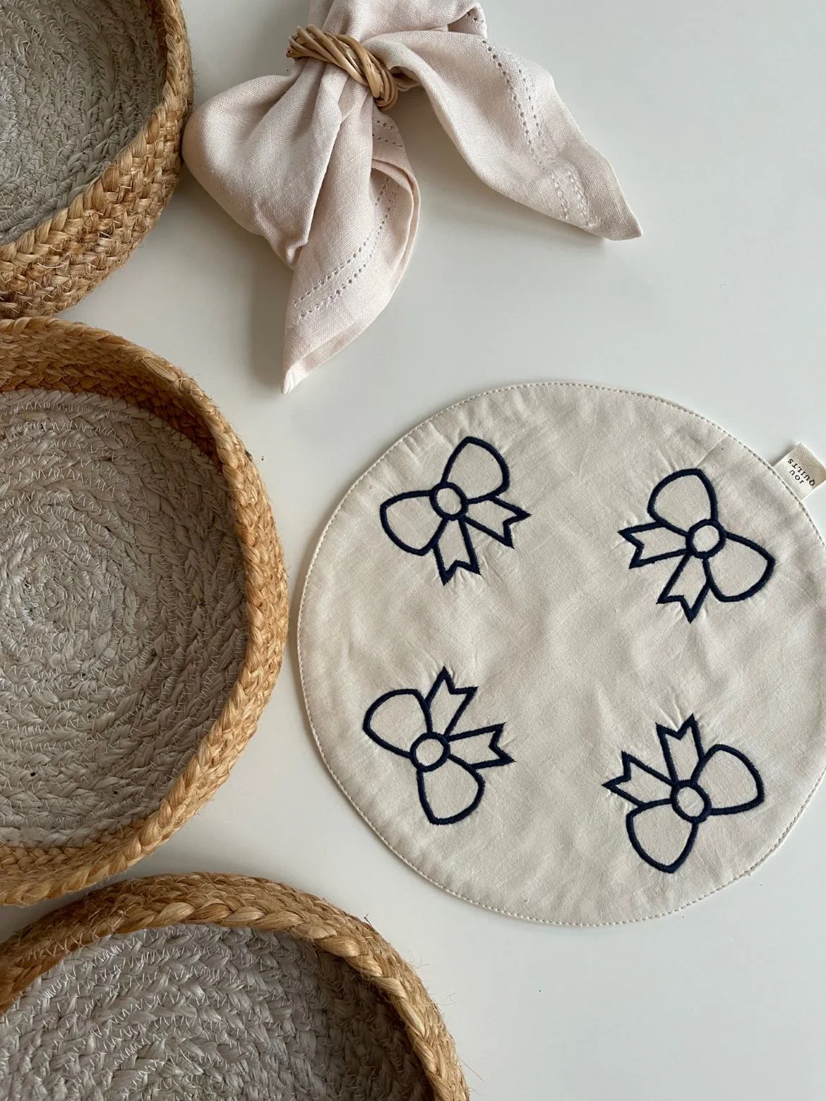 Jou Quilts  Jou Embroidery serviet til brødkurv - Big Bows Navy