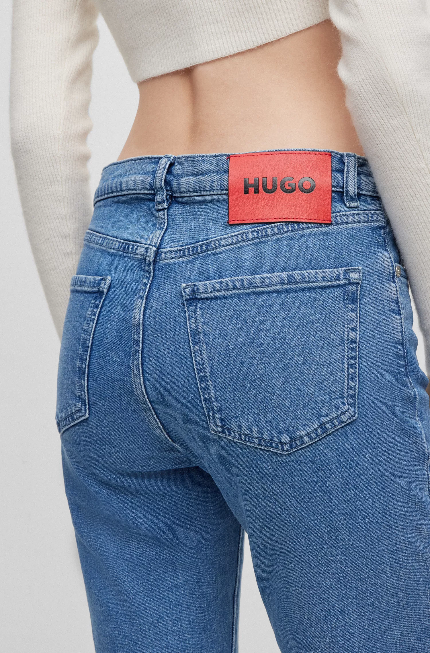 Calça jeans HUGO vermelha, corte regular, cintura alta, em denim elástico.