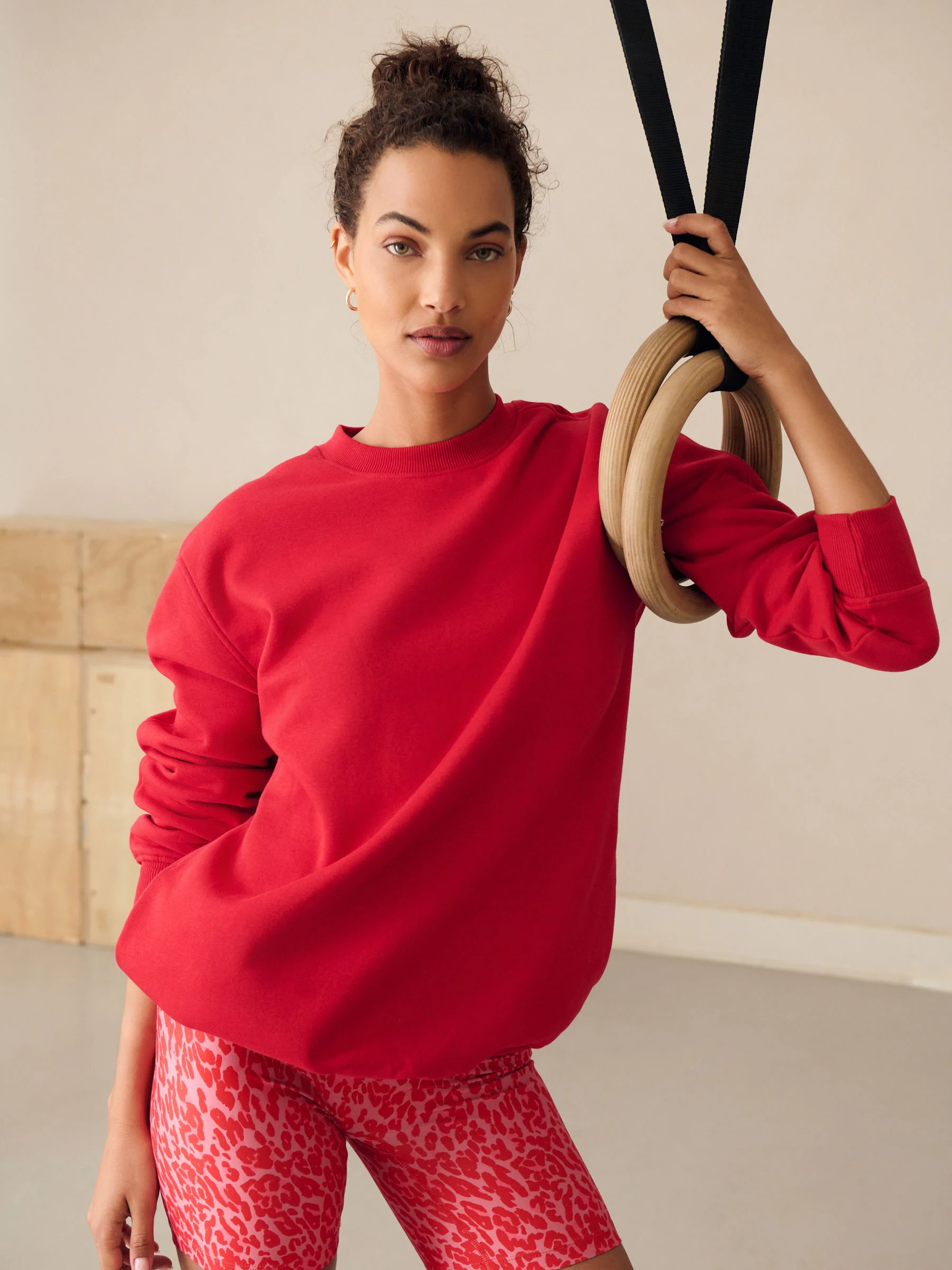 Kersrood - Essentials sweatshirt met relaxte pasvorm, lange snit en zakken