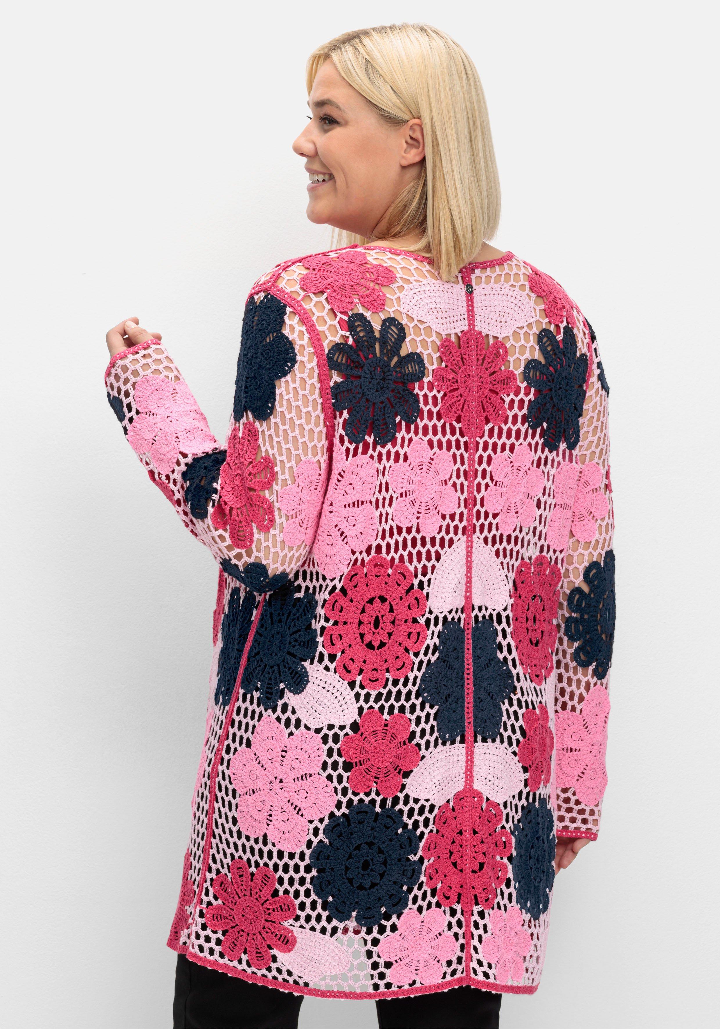 Lange Strickjacke in Häkeloptik, mit Blütenmuster