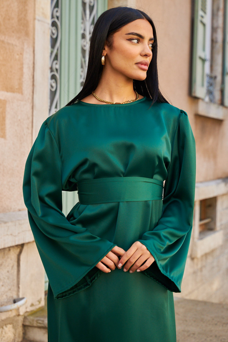 Robe ample ceinturée et satinée verte