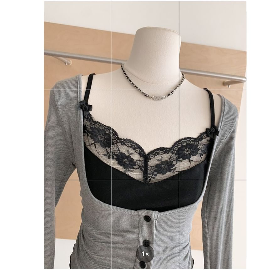 Dute - Mock Two-Piece Crop Top met lange mouwen, vierkante hals en knoopjes