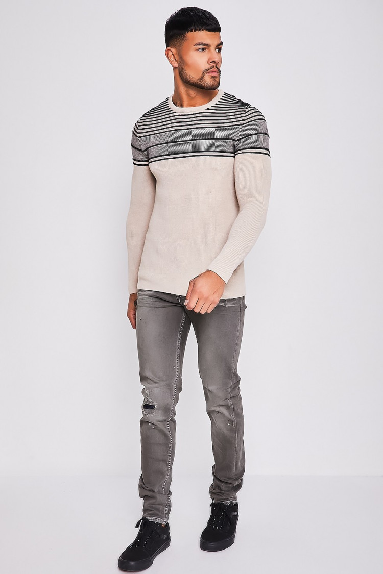 Pull en maille beige à rayures noires en relief