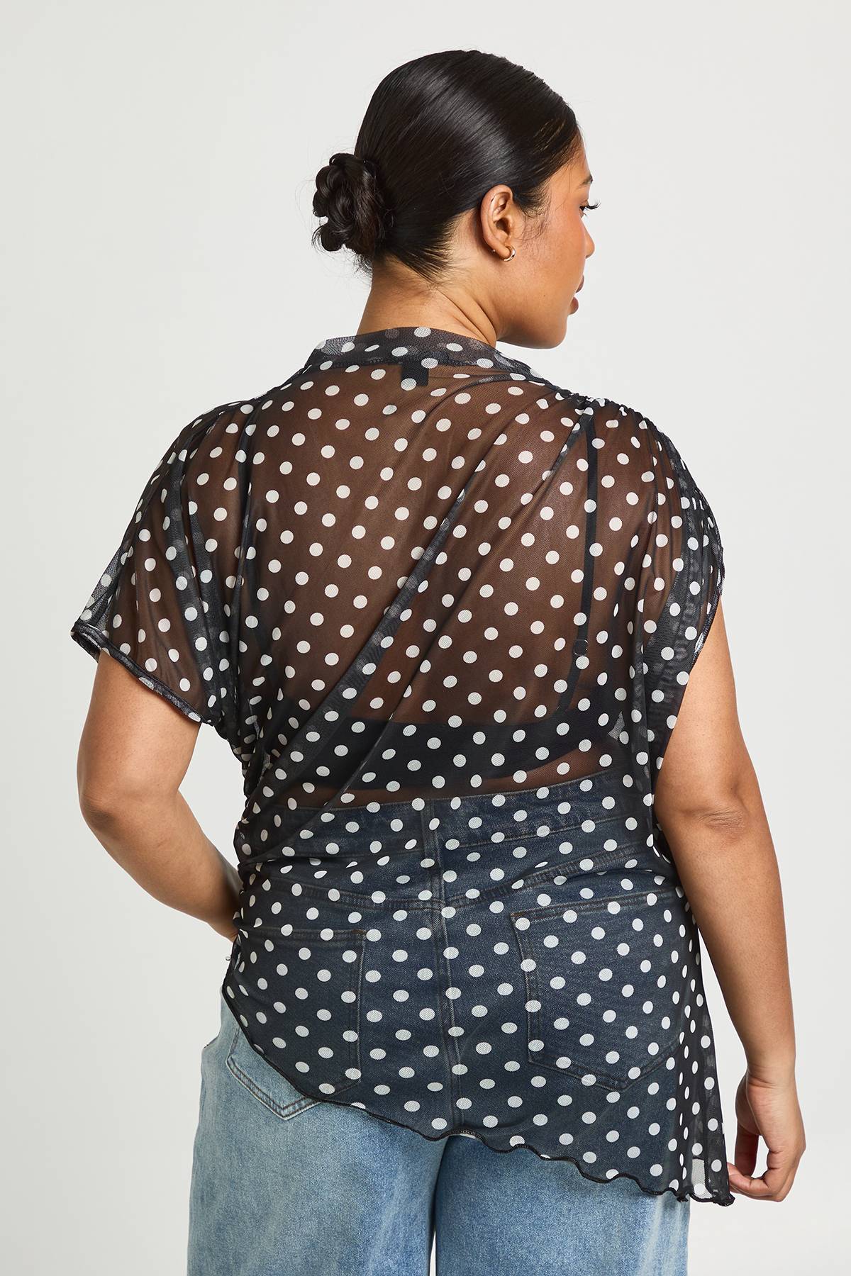 boohoo Haut Grande Taille Asymétrique En Mesh À Pois Avec Col Montant Et Fronces Latérales