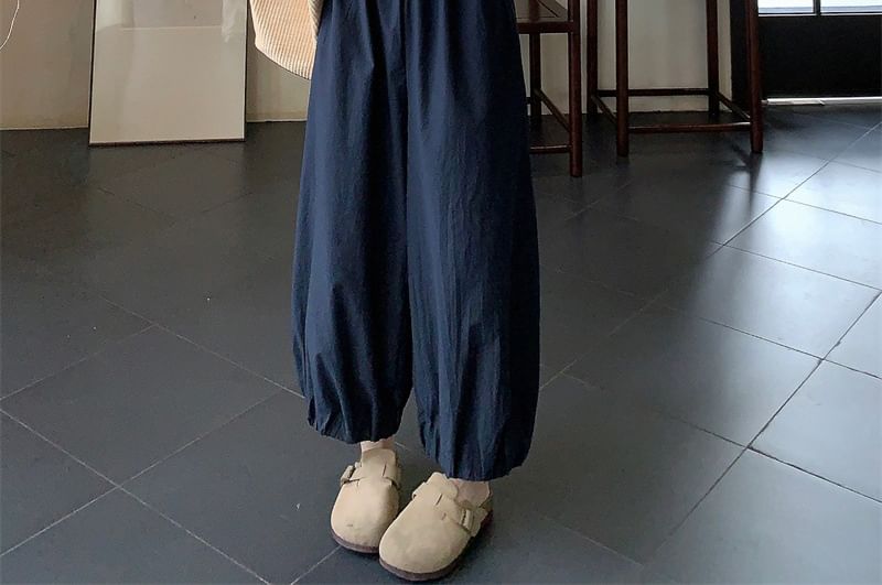 Trendycas - Blouse met ronde hals, kanten rand, strik aan de voorkant en knoopjes / Cropped baggy broek met hoge taille