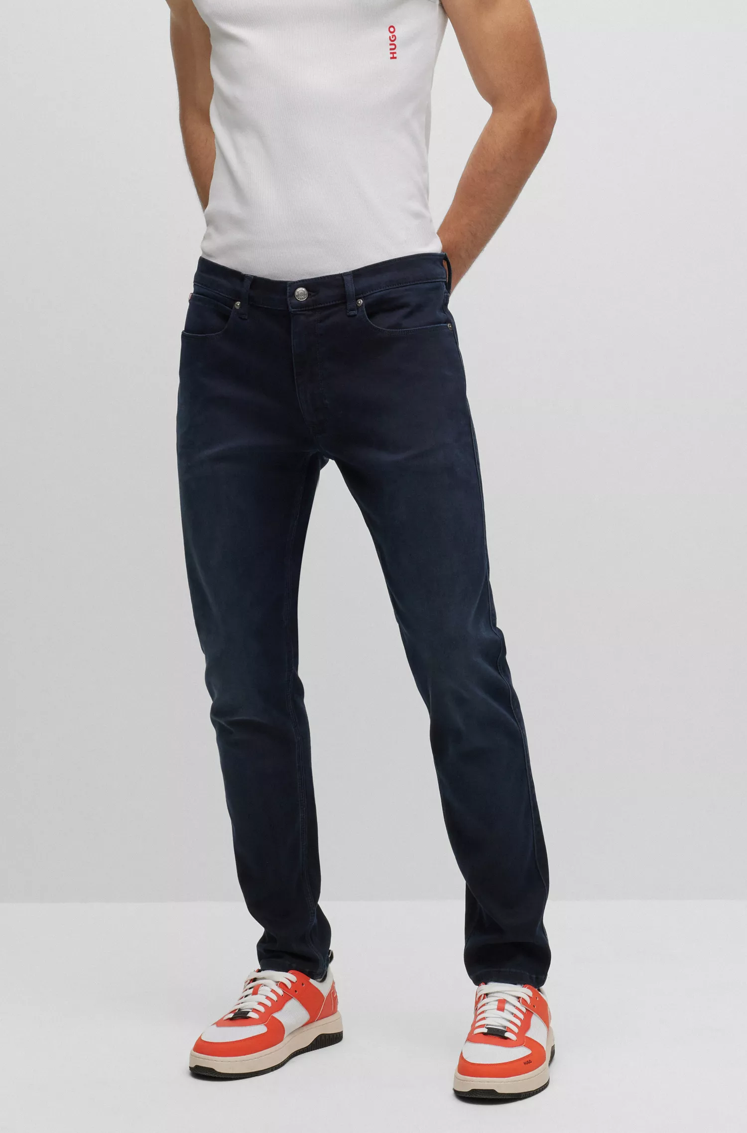 Calça jeans HUGO vermelha, extra slim fit, em denim azul com toque de cashmere.