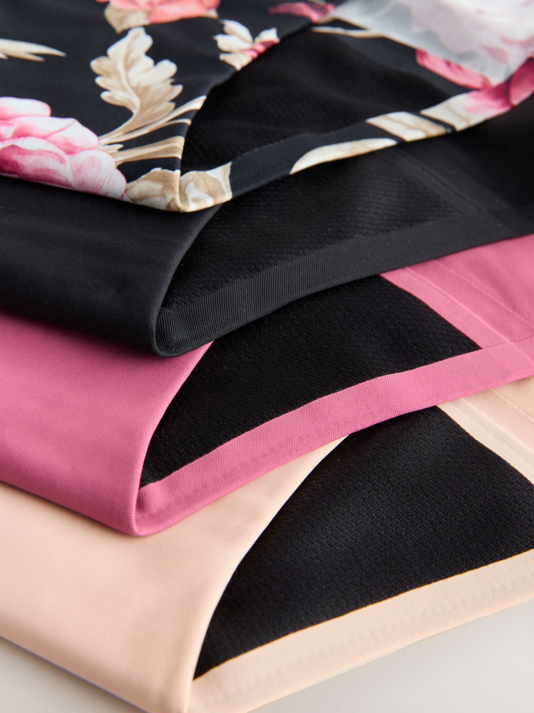 Zwart / Praline Huidskleur / Roze Bloemen - Set van 4 No VPL menstruatieslips voor medium vloeien