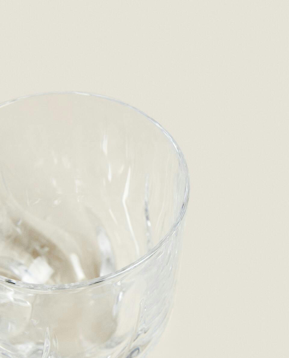 Copo de cristal com design em relevo
