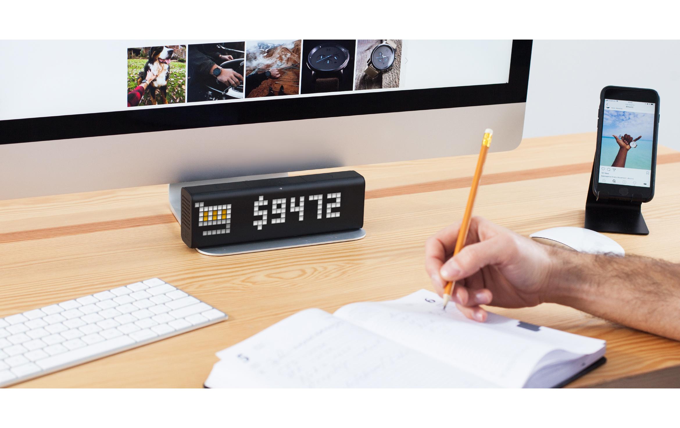 Smart-Display LaMetric Time<br>LaMetric TIME Tischuhr für Smart Home