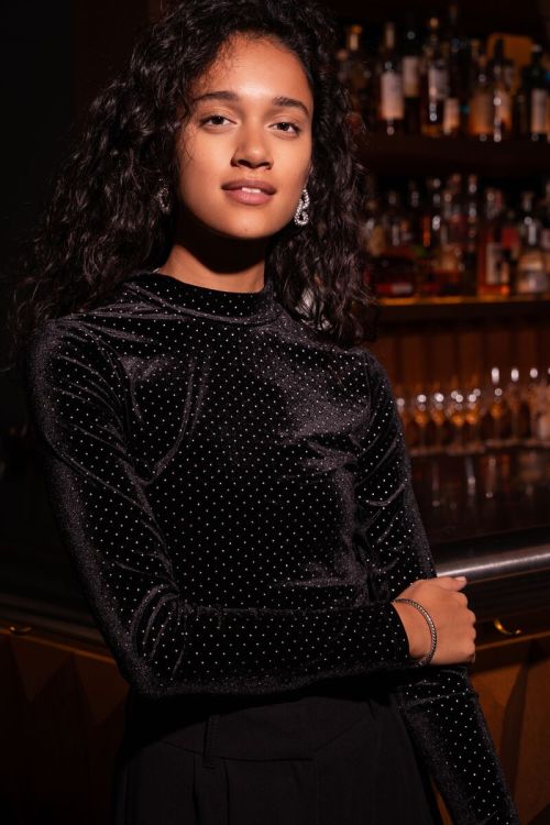 Zwarte top met studs en opstaande kraag