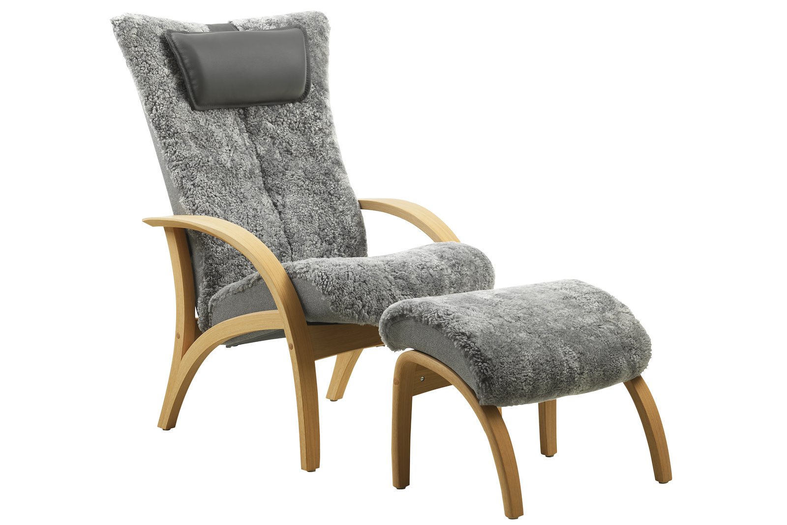 Delta Adventure lenestol I fåreskinn Scandinavian grey med ben i oljet eik. Med krakk.