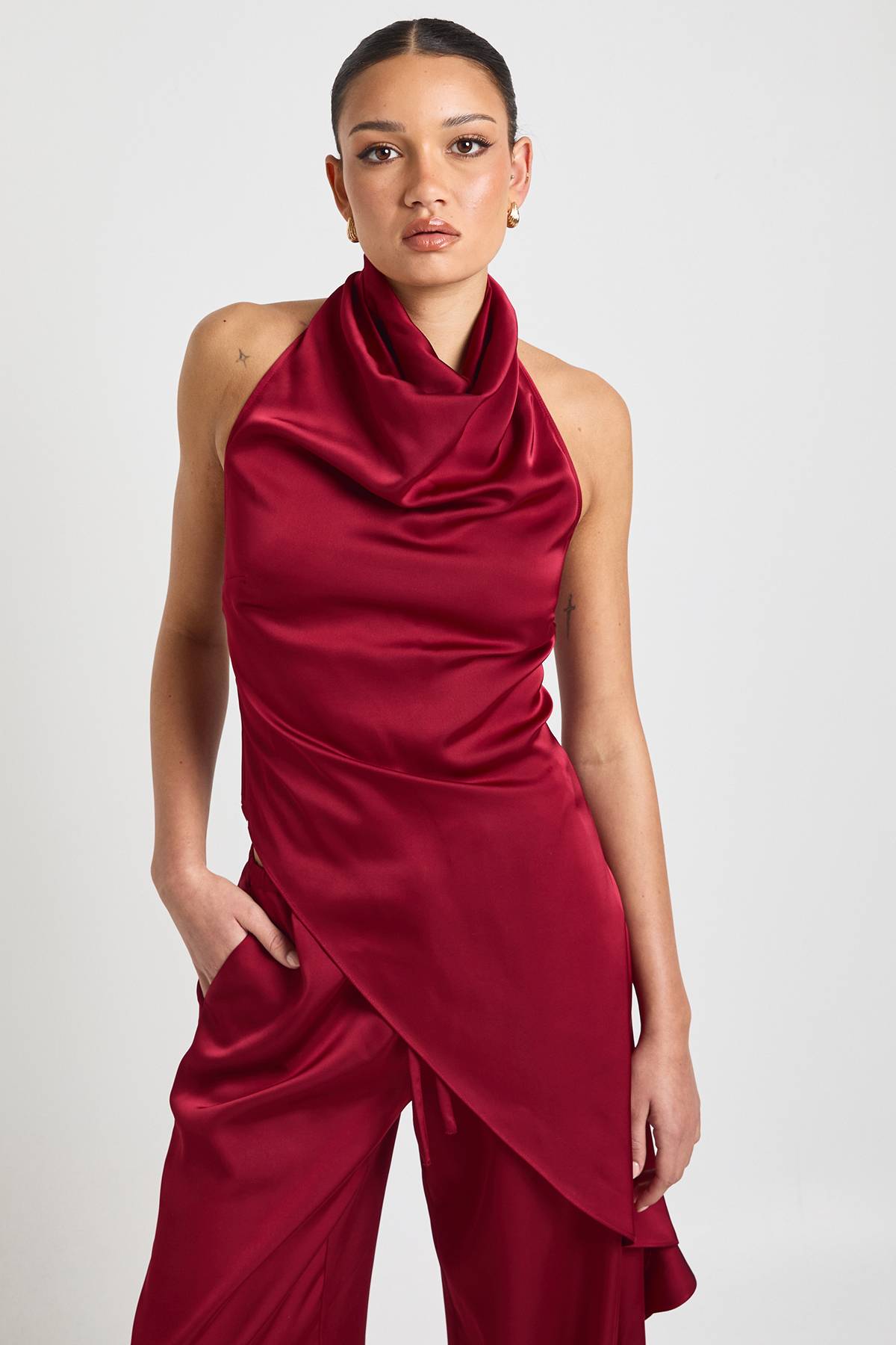 boohoo Haut En Satin À Col Bénitier Et Ourlet Asymétrique