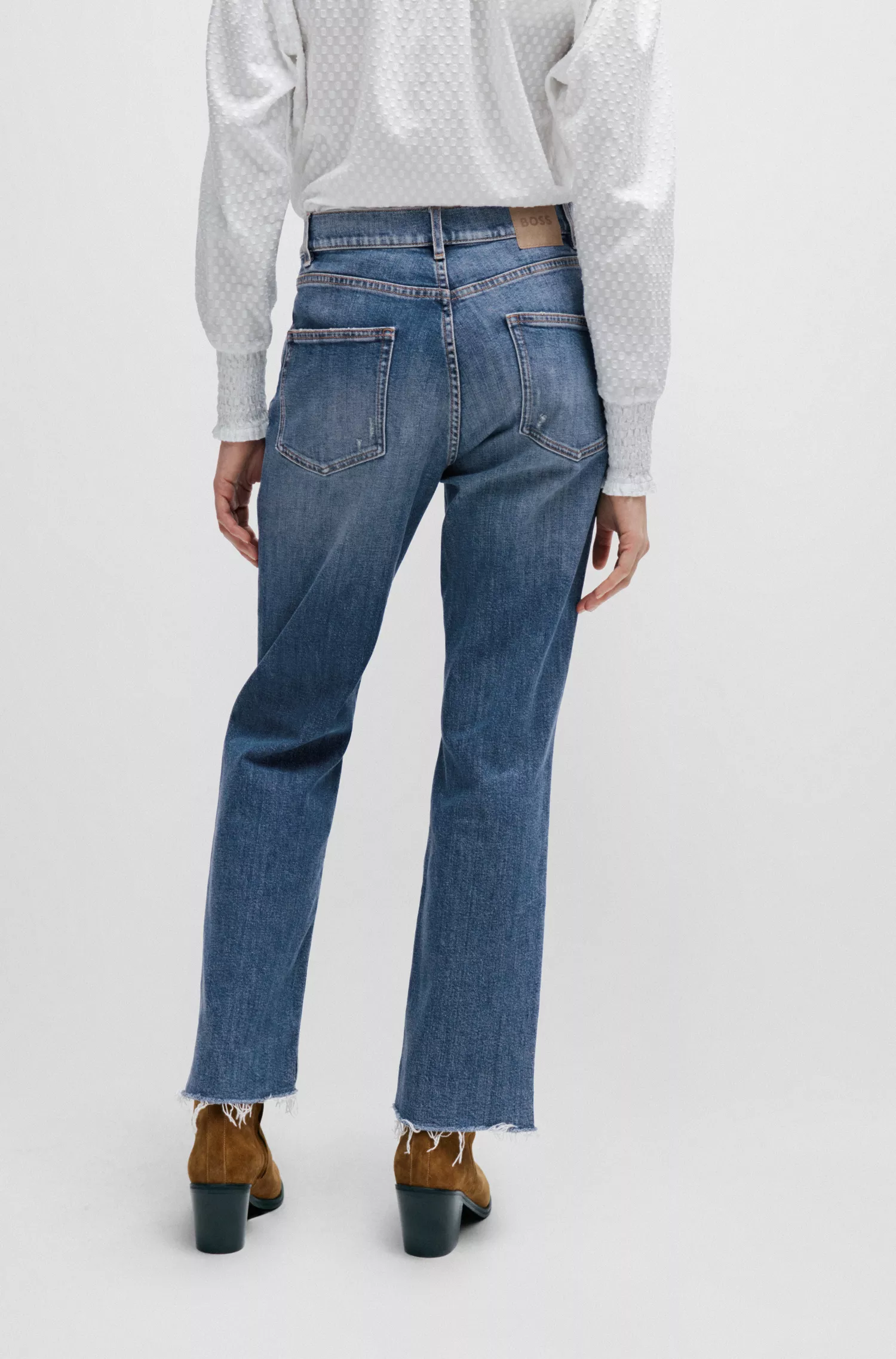 Calça jeans BOSS laranja, corte slim, em denim elástico azul.