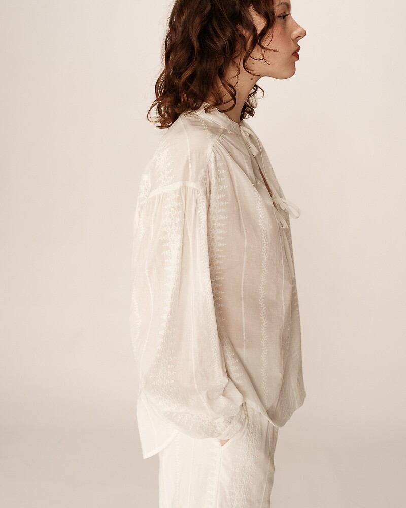GRACE & MILA<br>Blusa bordada com laço no pescoço, PERSIA