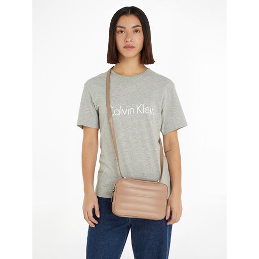 Calvin Klein Line Quilt Camera Crossbody Taske, Chanterelle