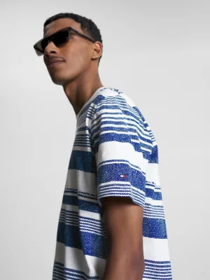 Camiseta de tecido texturizado com listras artesanais
