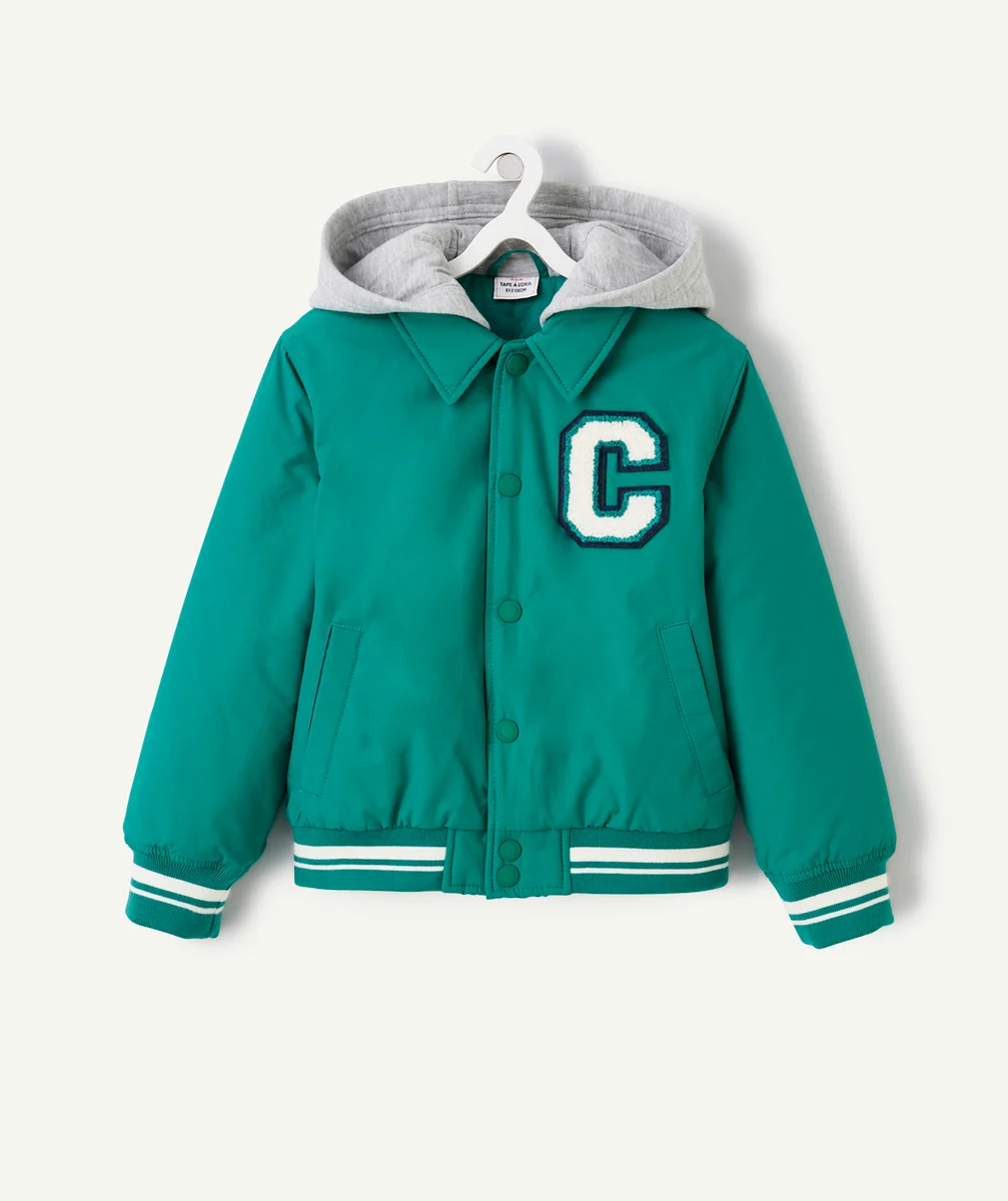 BLOUSON À CAPUCHE GARÇON EN REMBOURRAGE RECYCLÉ VERT AVEC MAXI LETTRE
