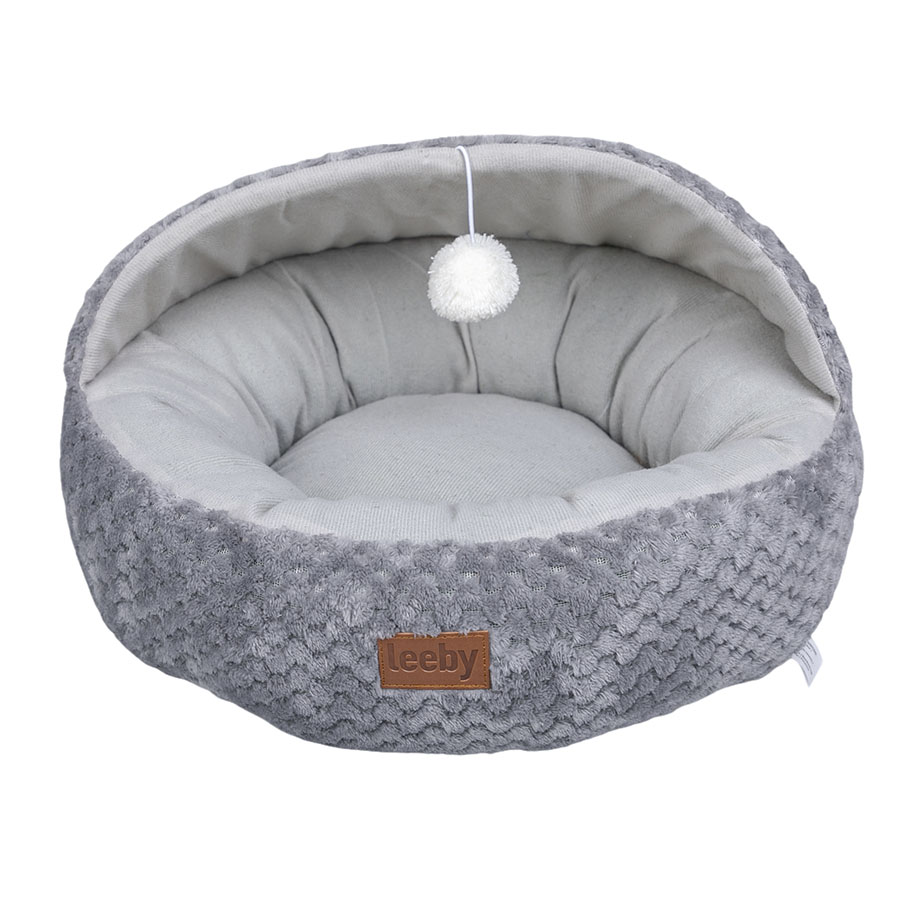 Cama Leeby cinza e branca para gatos com brinquedo.
