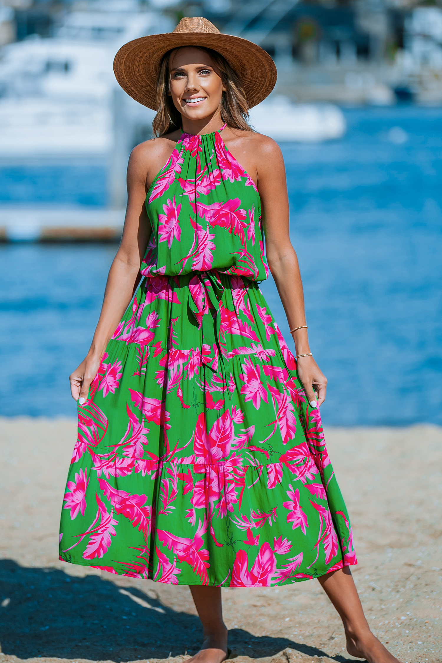Robe maxi verte avec col licou à fleurs roses