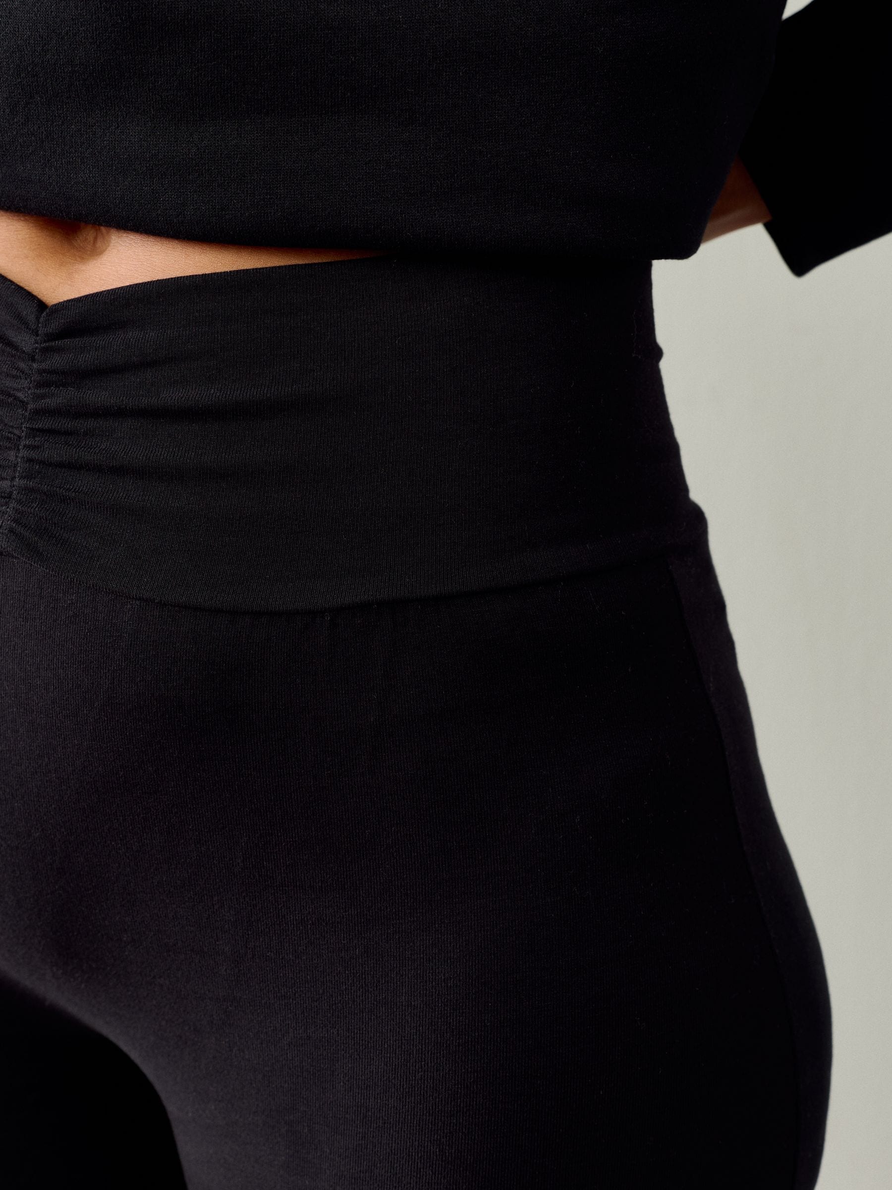 Zwart - Soft Touch Rib Ruched Flare Leggings