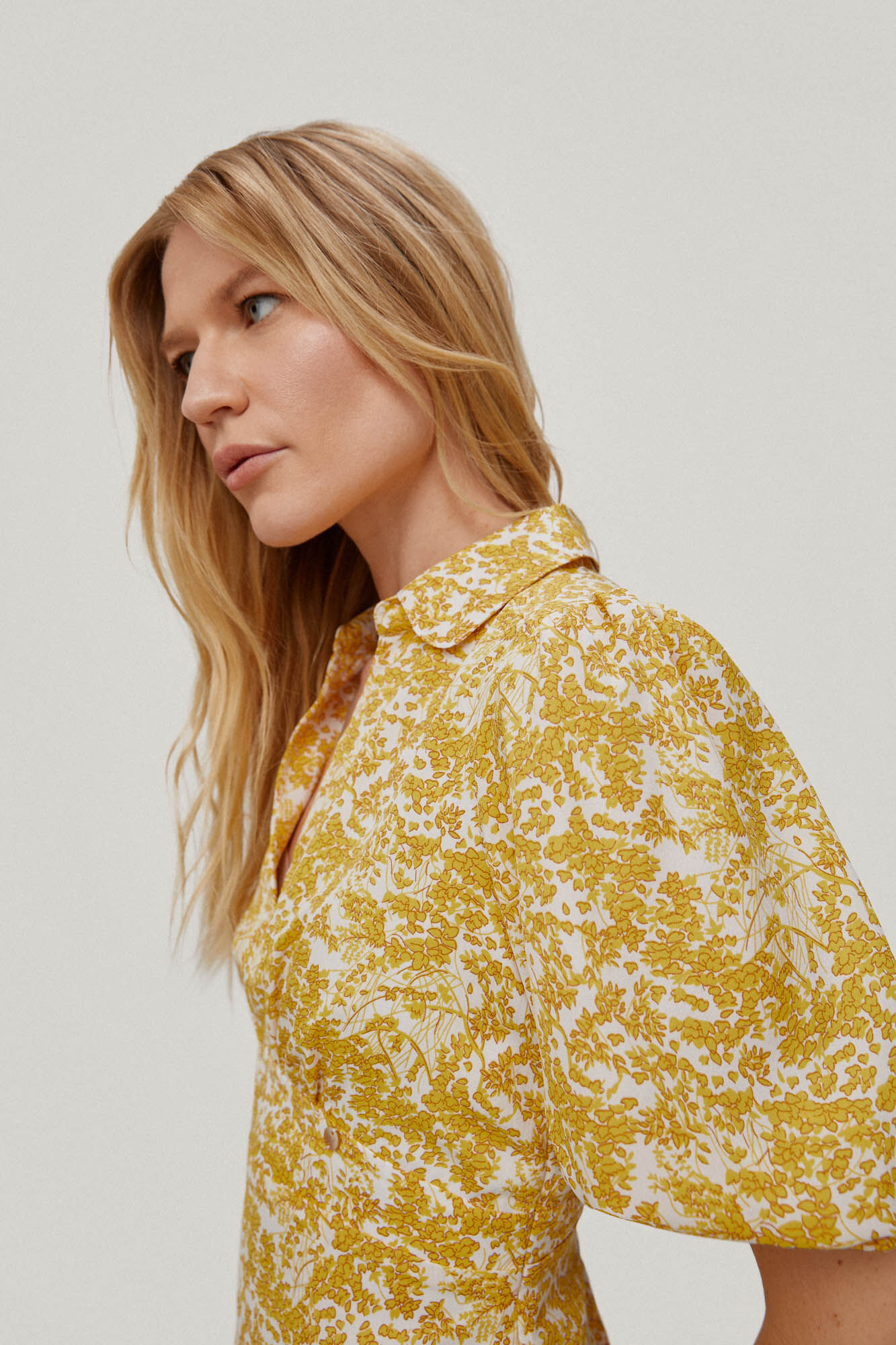 Vestido fluido com estampa floral - Amarelo