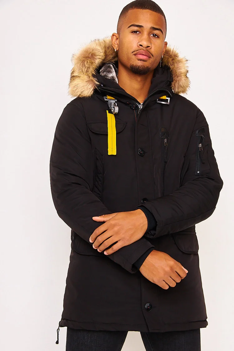 Parka noire multi-poches à capuche à fourrure