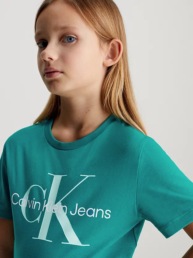 Camiseta infantil com logotipo