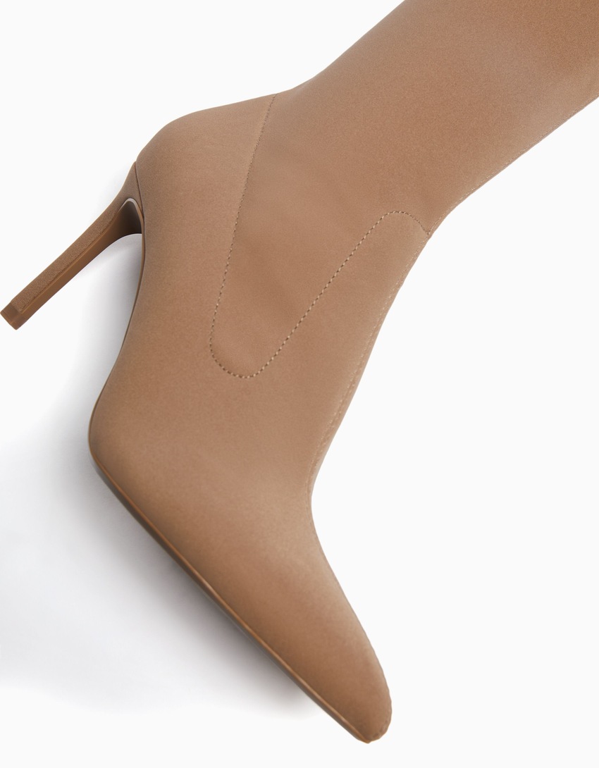 Botas de cano curto com salto alto e modelagem ajustada