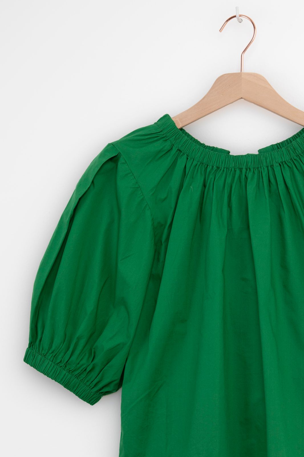 Groene top met strikdetails