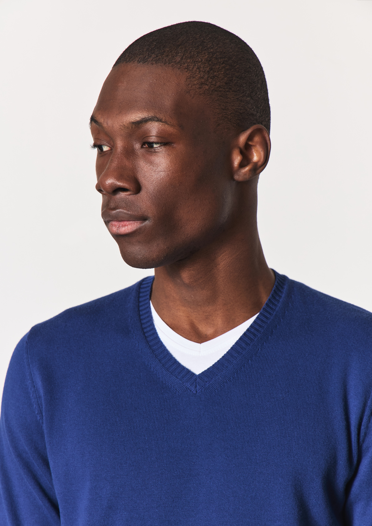 Pull col V en coton uni bleu cobalt