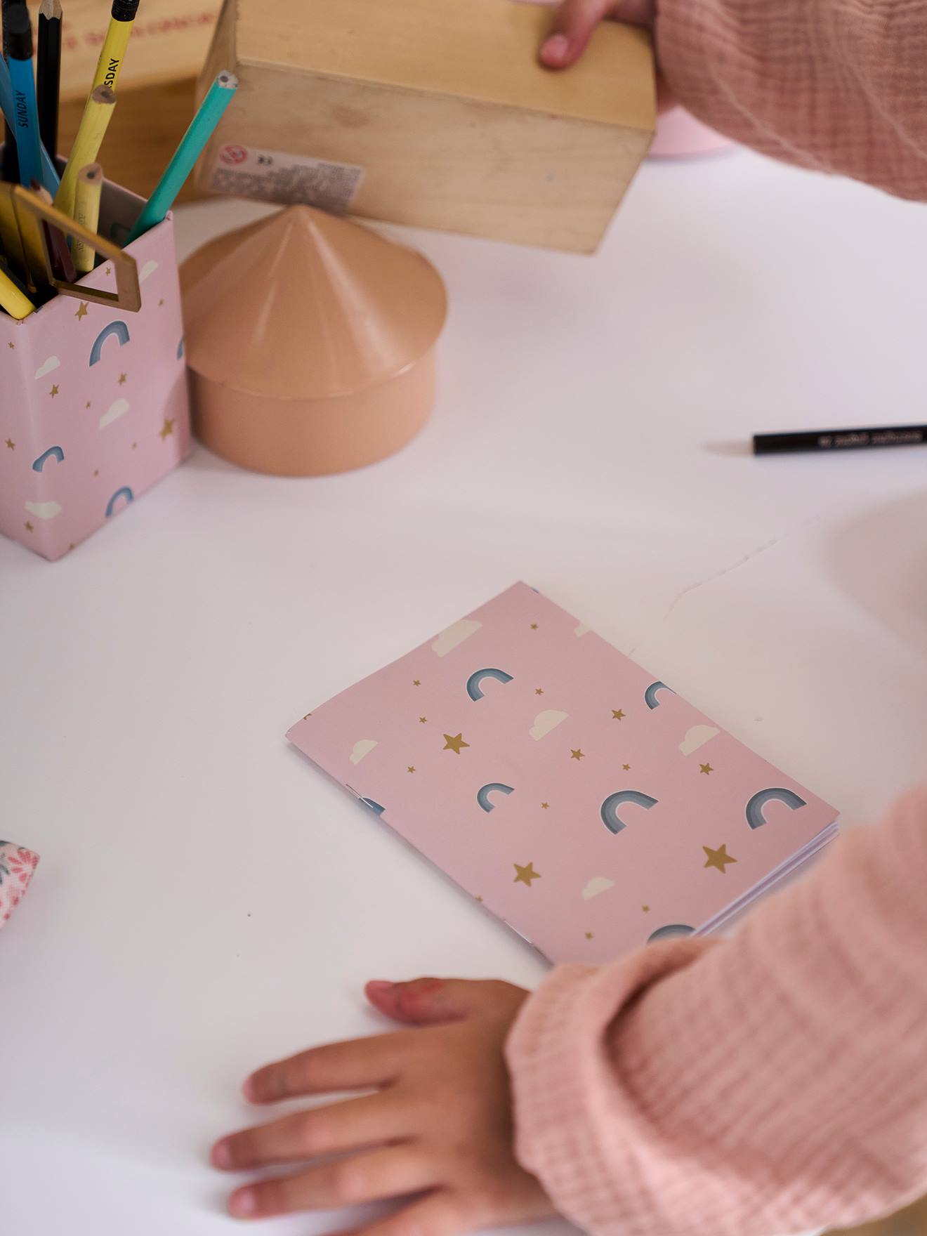 Conjunto organizador de mesa tamanho médio com estampa de arco-íris rosa