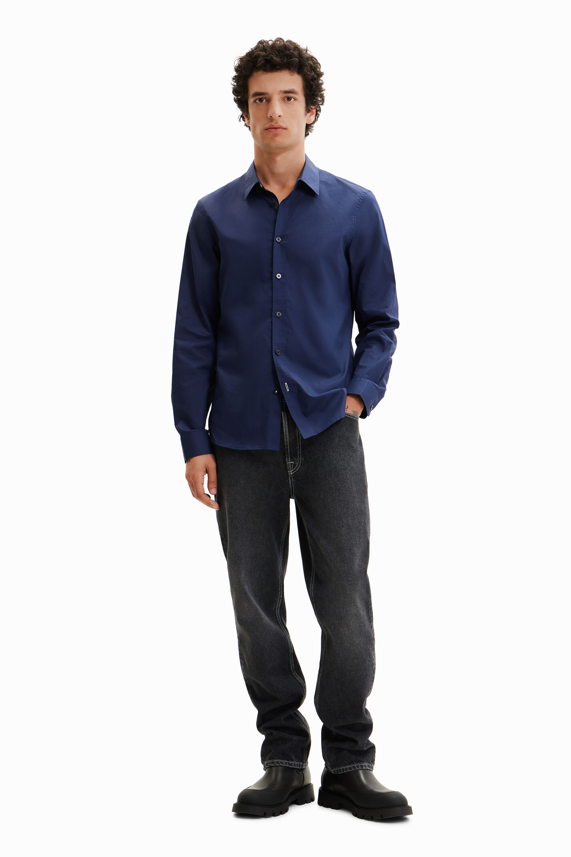 Chemise basique détails contrastants