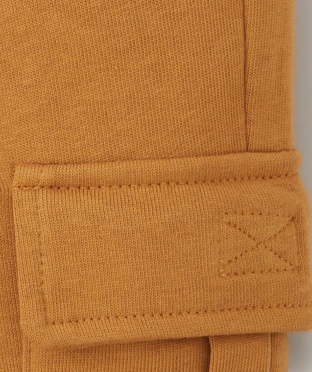 PANTALON RELAX BÉBÉ GARÇON EN COTON BIO MARRON ET POCHES CARGO