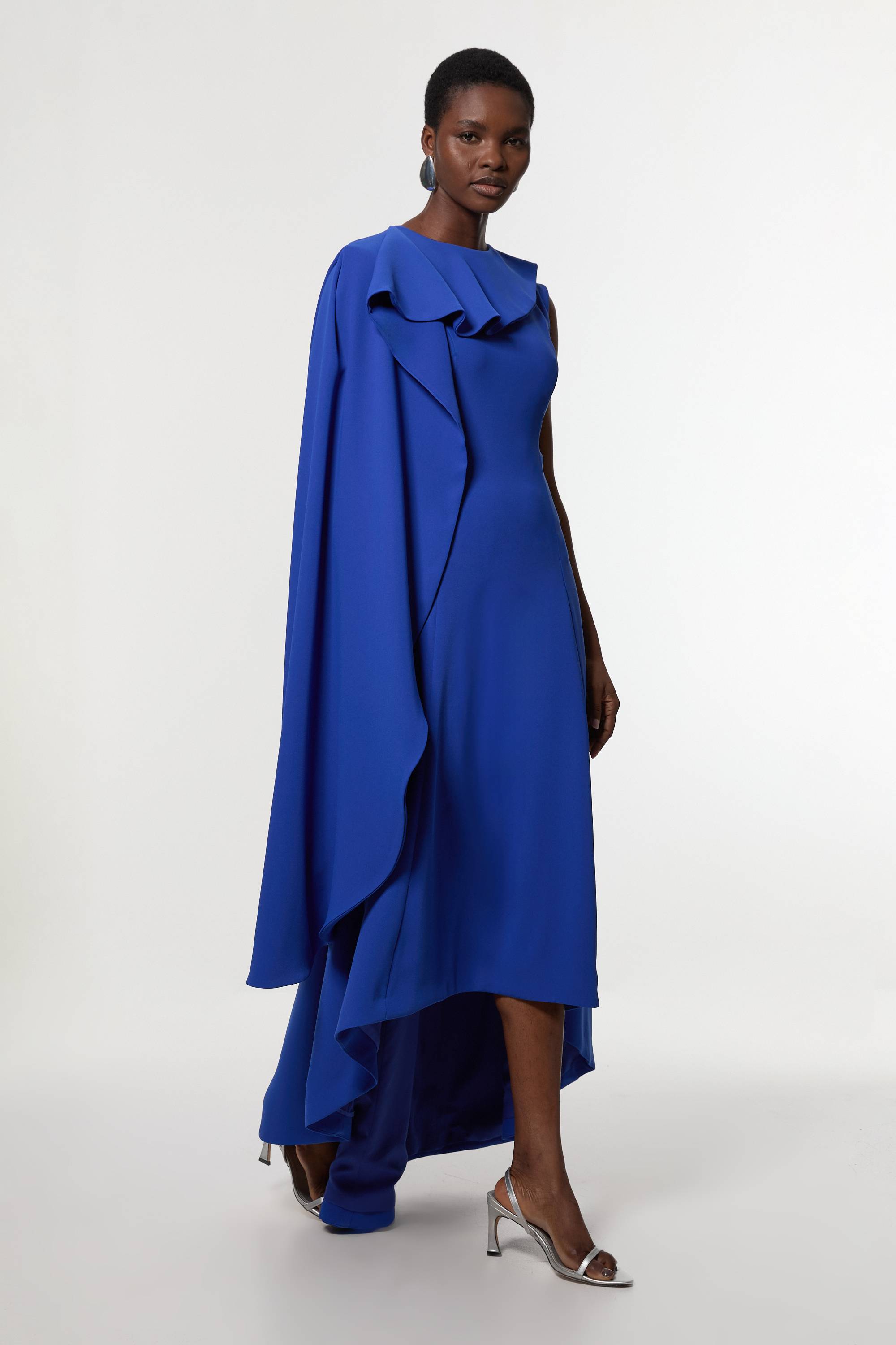 KarenMillen Robe maxi à jupe pleine, à la coupe douce en blocs de couleurs avec un détail cape