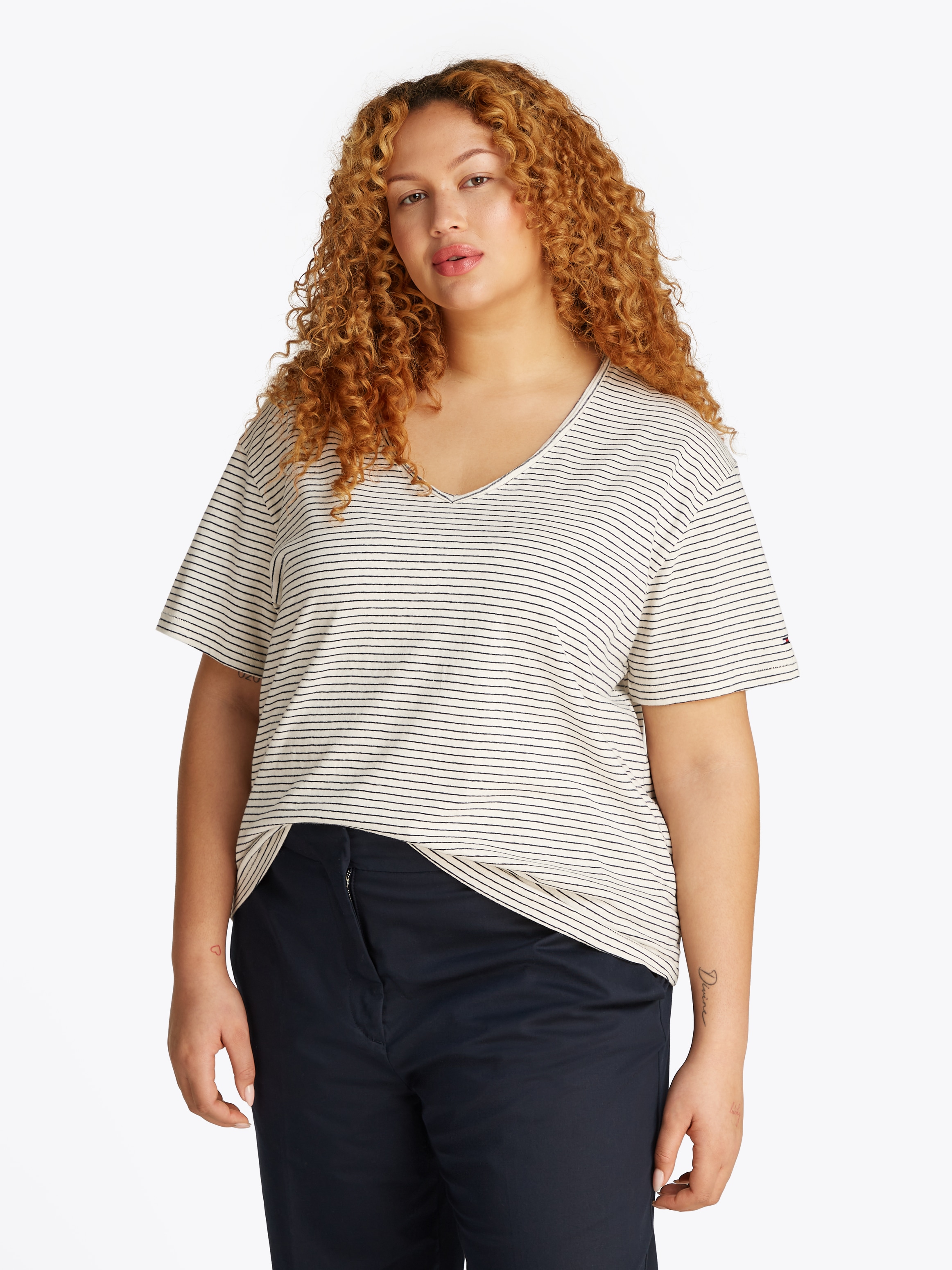 Tommy Hilfiger Curve V-Shirt »CRV MODERN CO LINEN V-NK SS«, in Grossen Grössen
