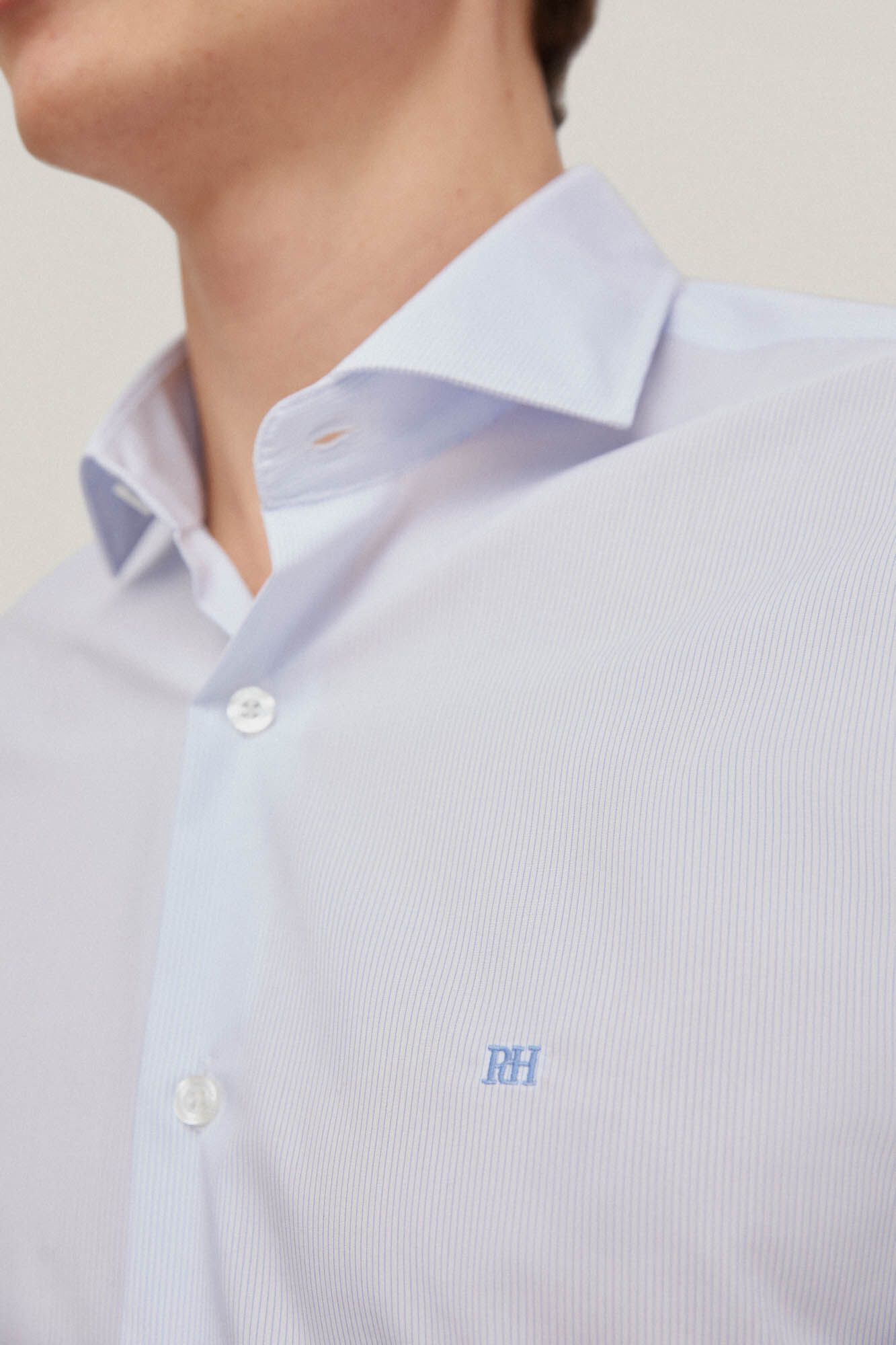 Camisa social listrada, de corte slim, resistente a manchas e que não precisa passar - Azul