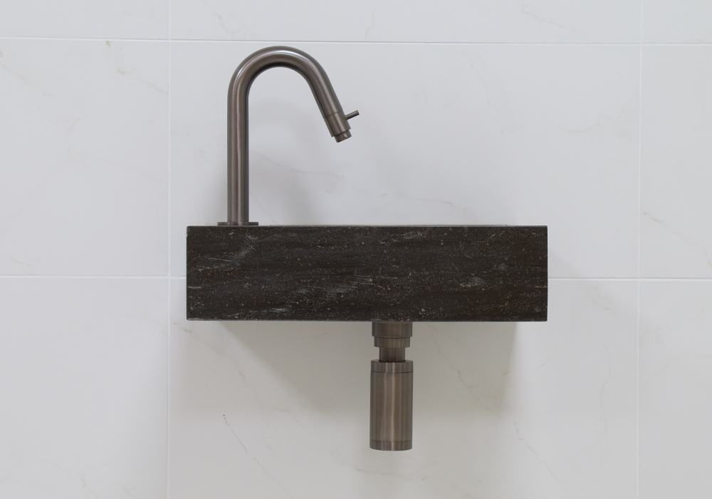 Lambini Designs Recto links natuursteen fonteinset met oud ijzerkleurige gebogen fonteinkraan en toebehoren