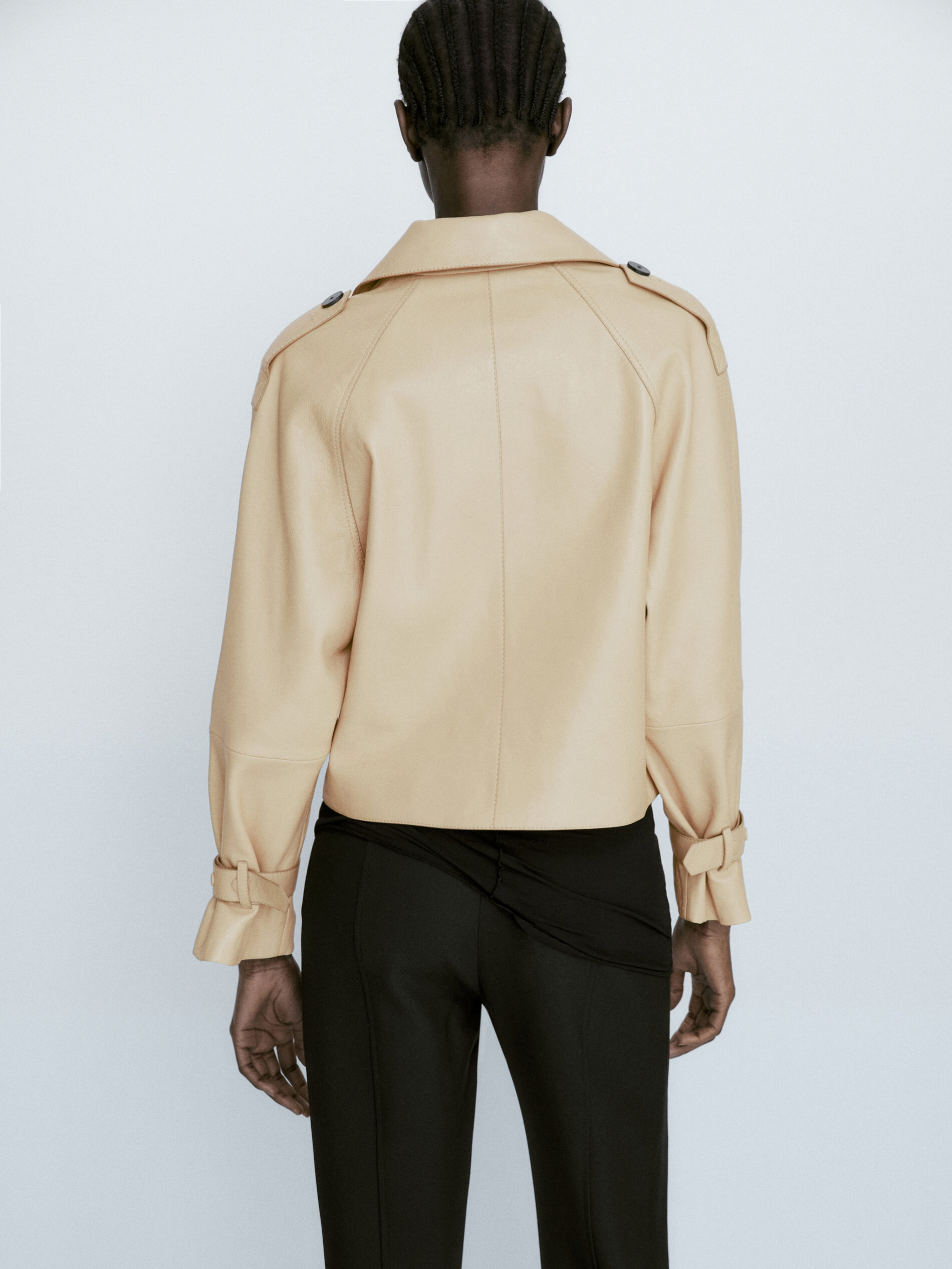 Jaqueta cropped de couro estilo trench coat - BEGE