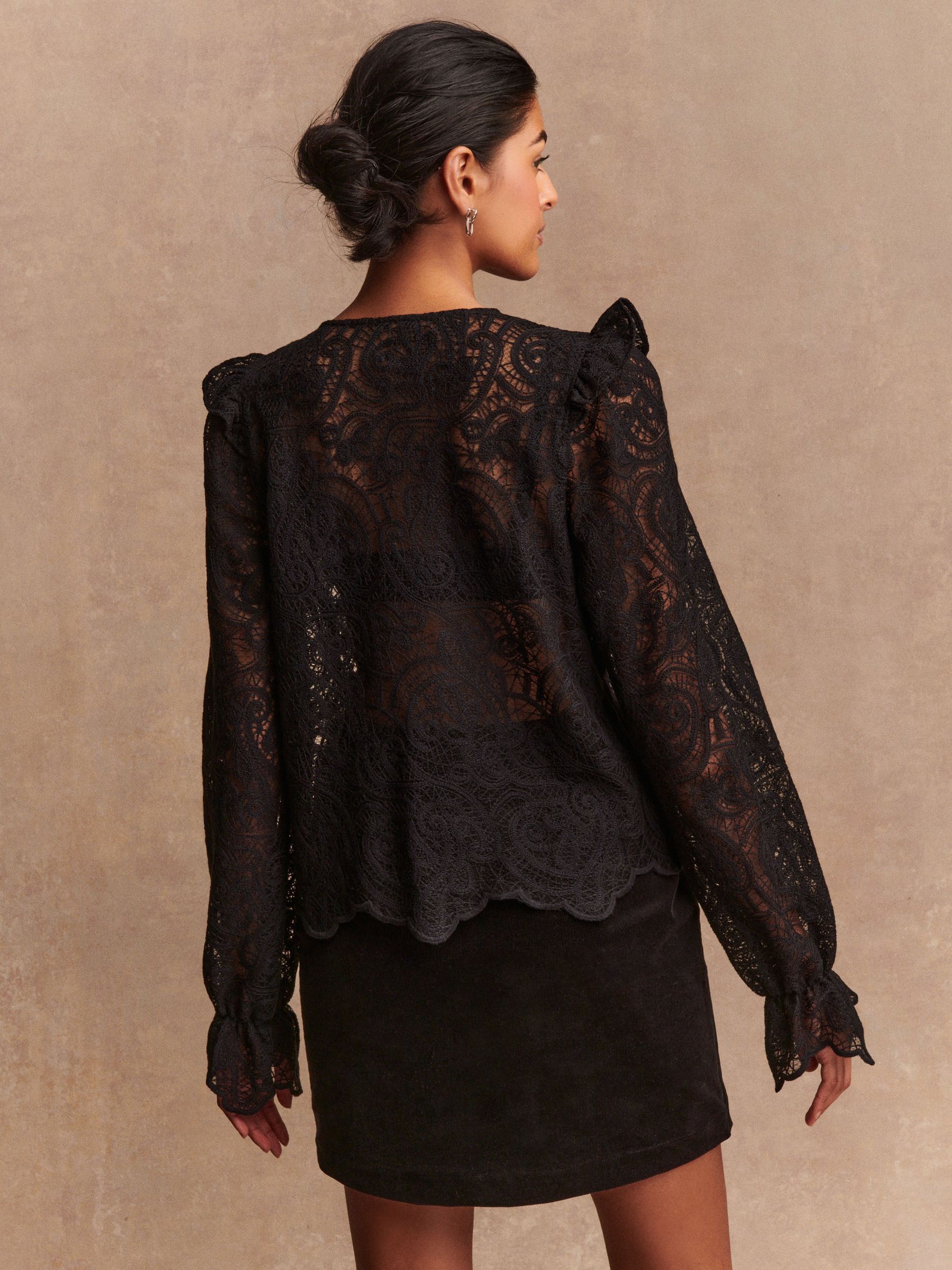 Zwart - Paisley Lace V-Neck Blouse