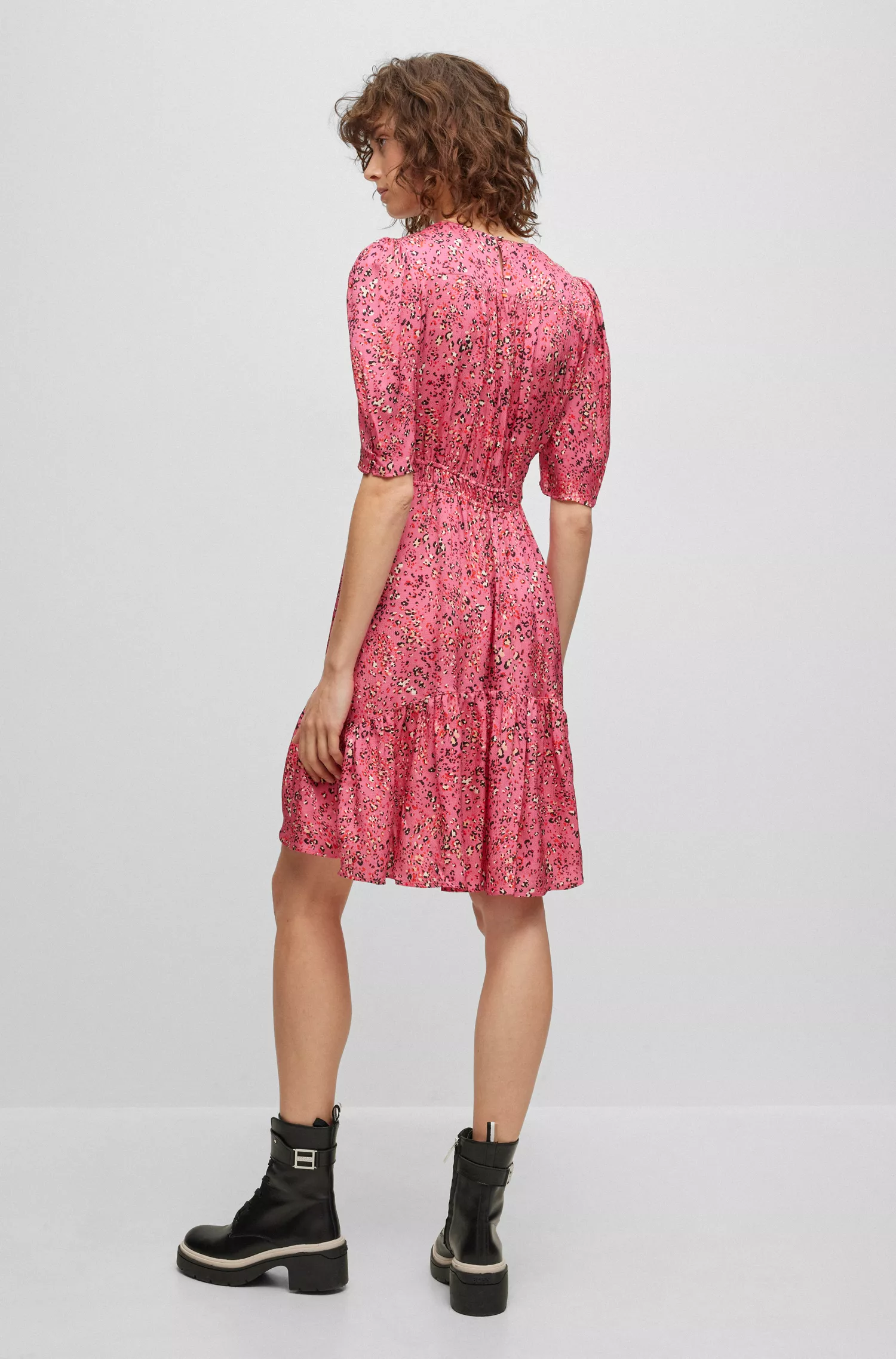 Vestido BOSS preto de mangas bufantes e modelagem regular com estampa floral.
